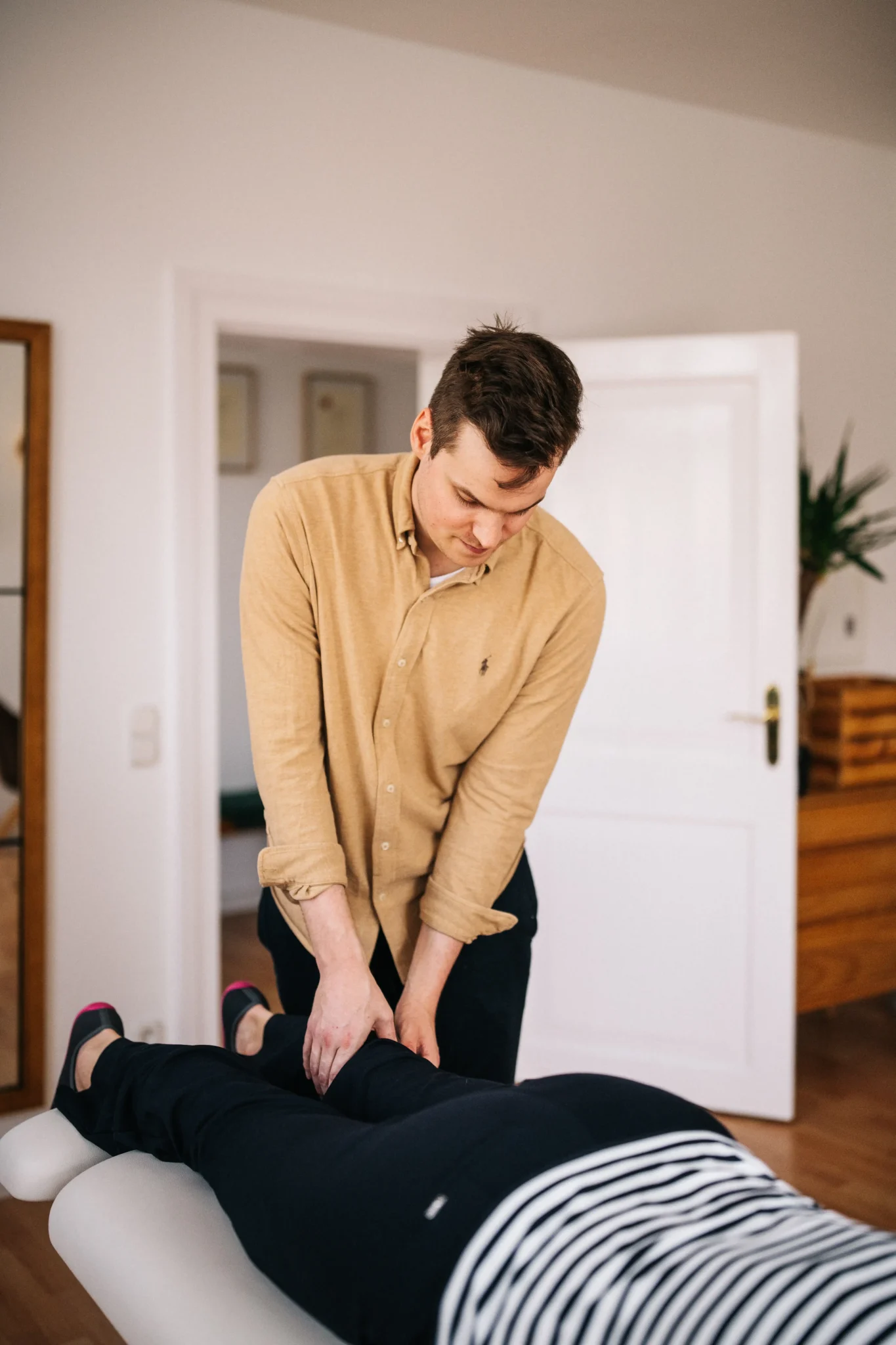 Chiropraktiker bei der Behandlung - Businessfotograf Potsdam