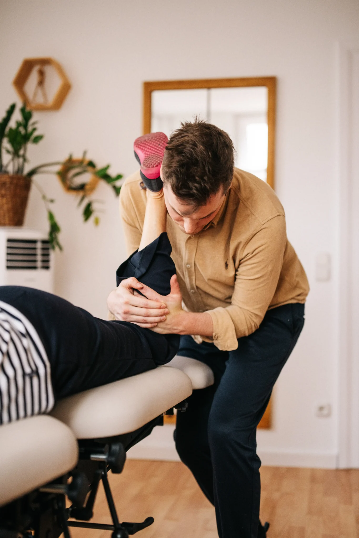 Arbeitsalltag in der Chiropraxis – professionelles Team in Potsdam - Businessfotograf Steven Ritzer Photography