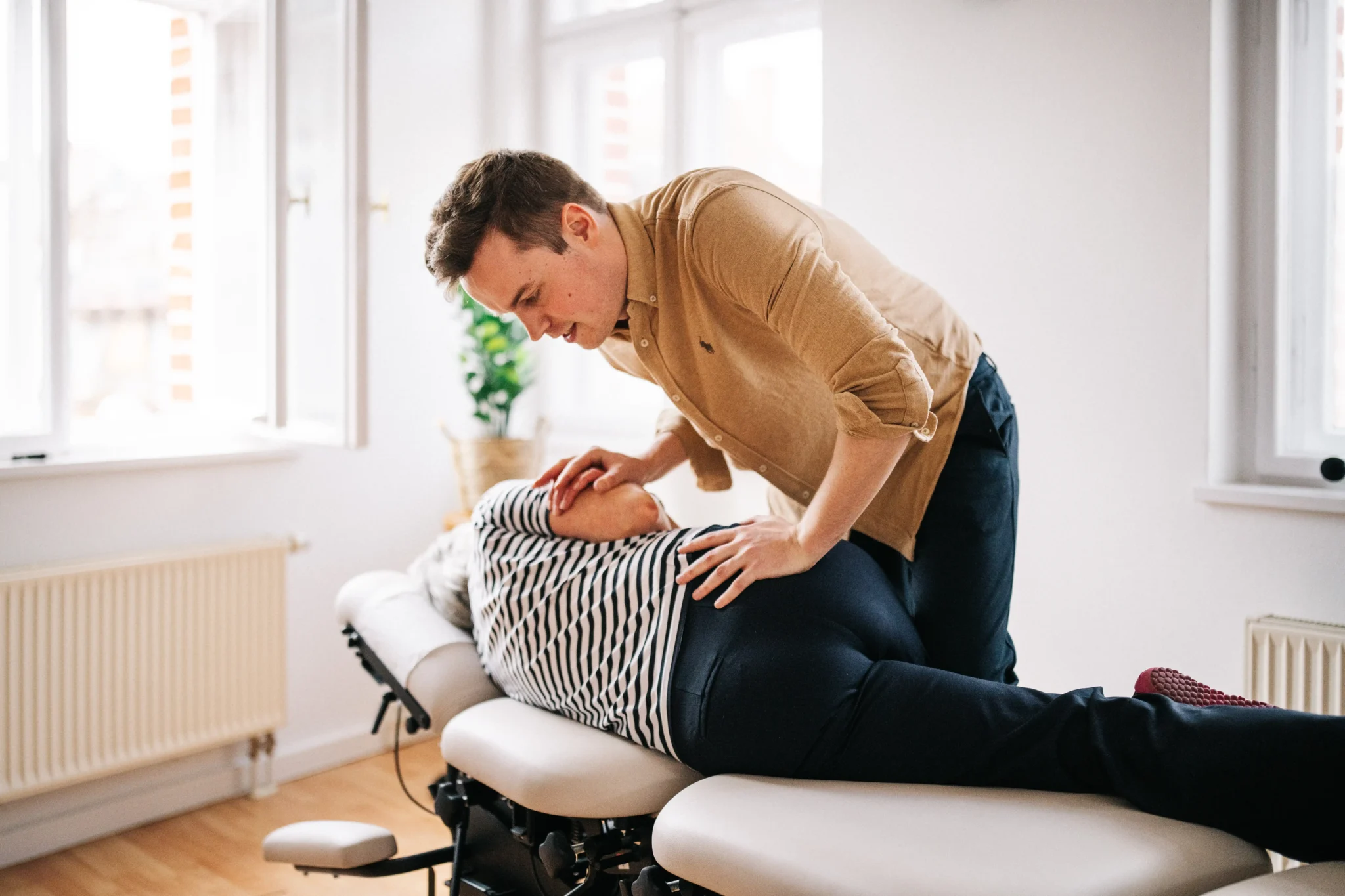 Authentische Szene einer chiropraktischen Behandlung in Potsdam - Businessfotograf Potsdam