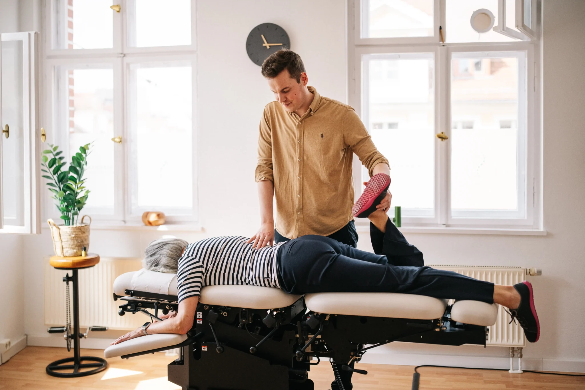Einblick in die tägliche Arbeit in einer Chiropraxis in Potsdam - Businessfotograf Potsdam