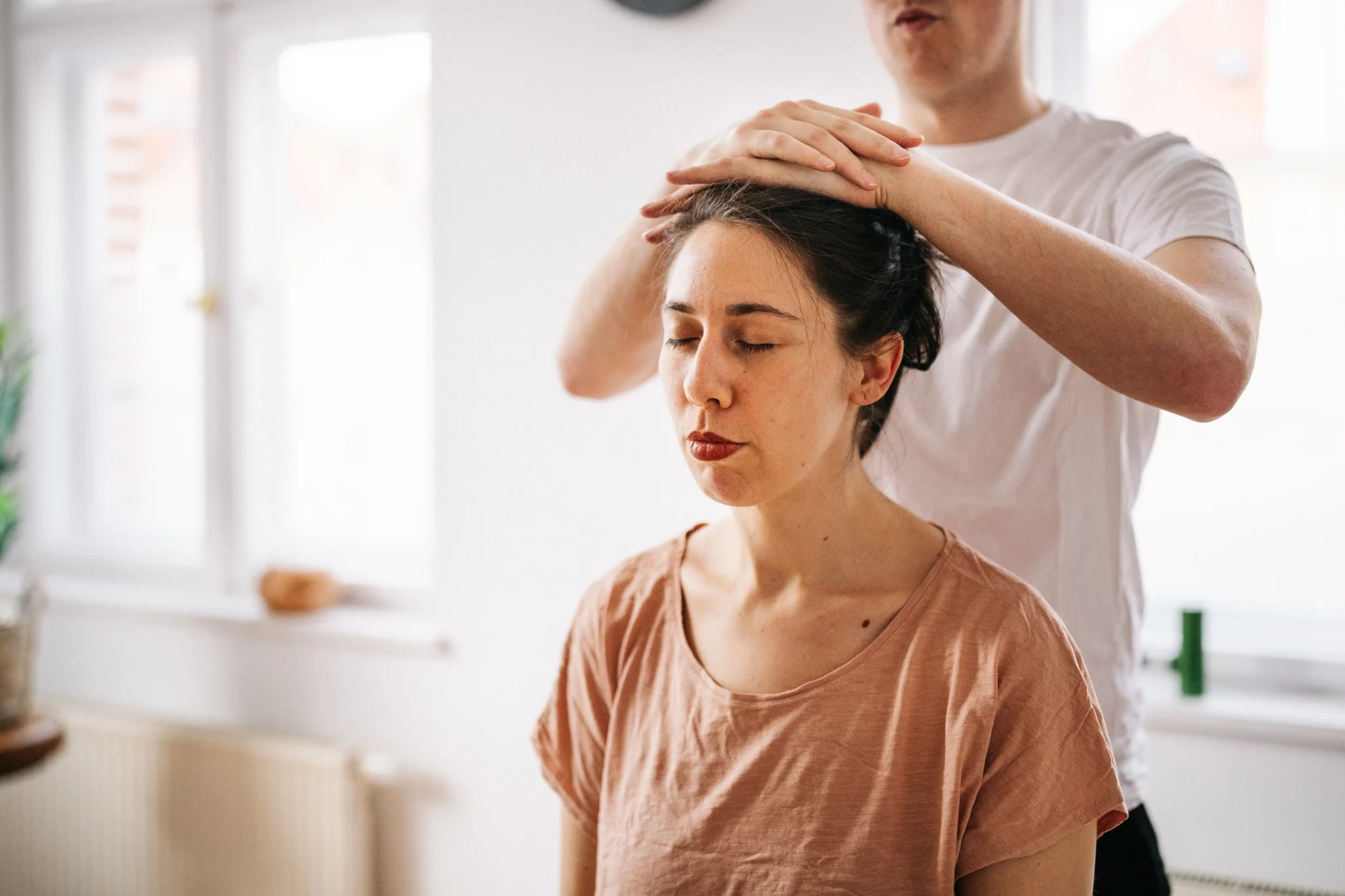 Patientin bei der Behandlung – Vertrauen in der Chiropraxis in Potsdam - Steven Ritzer Photography