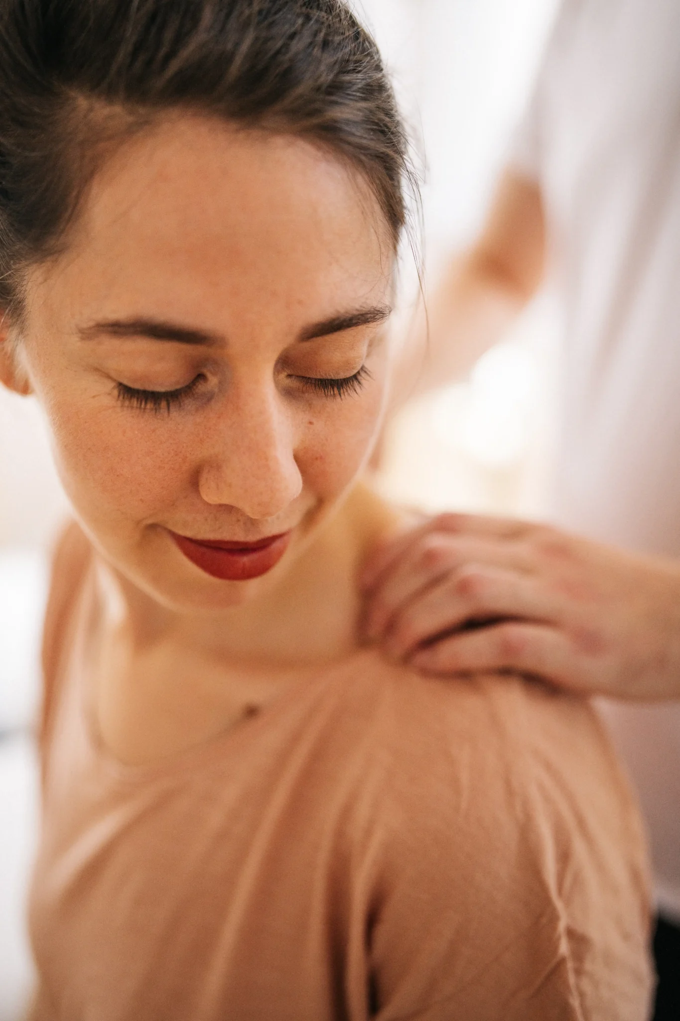 Patient bei der Behandlung – Vertrauen in der Chiropraxis in Potsdam - Businessfotograf Steven Ritzer - Brandenburg Berlin
