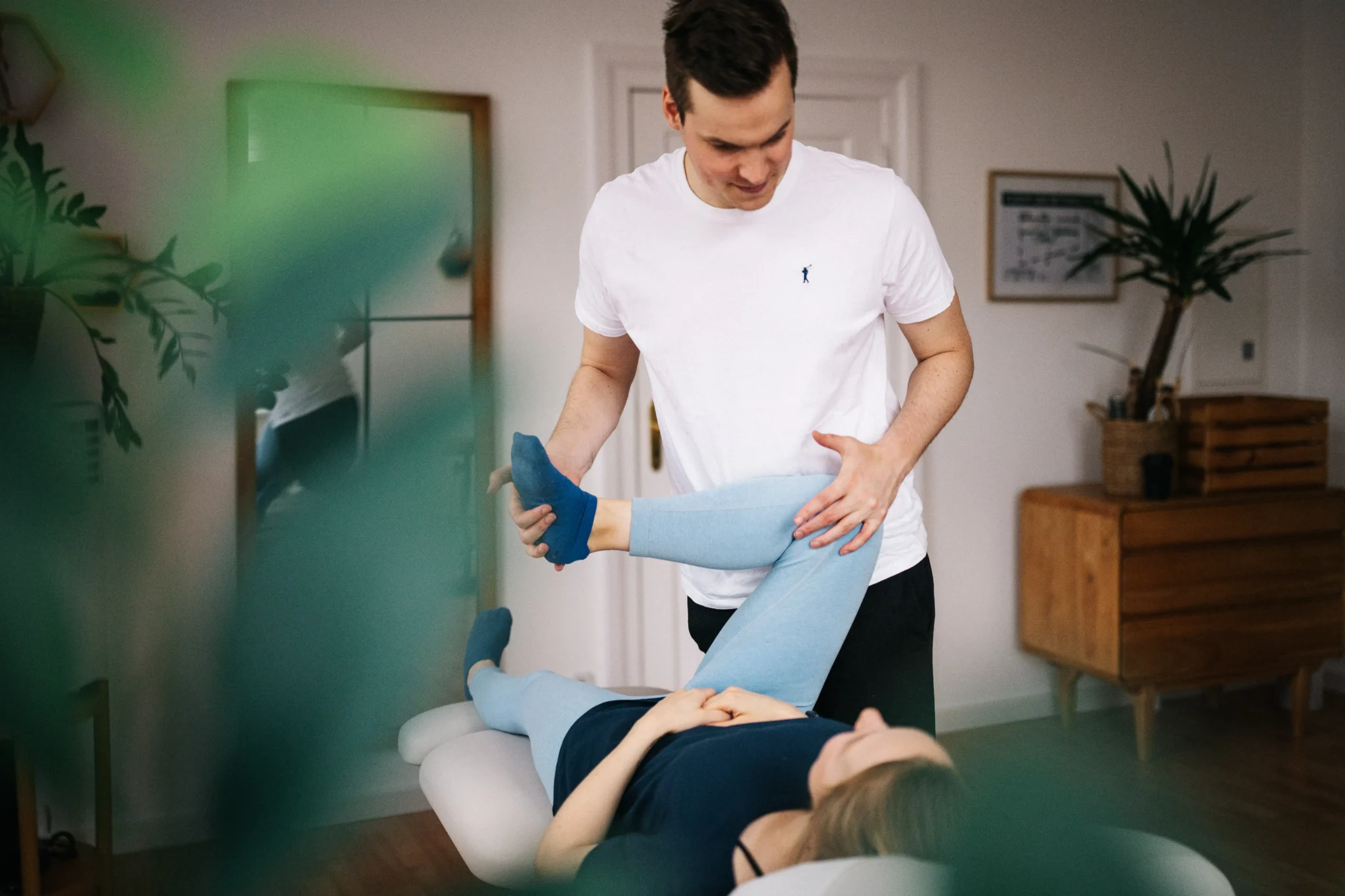 Patient:in bei der Behandlung – Vertrauen in der Chiropraxis in Potsdam - Businessfotograf Potsdam
