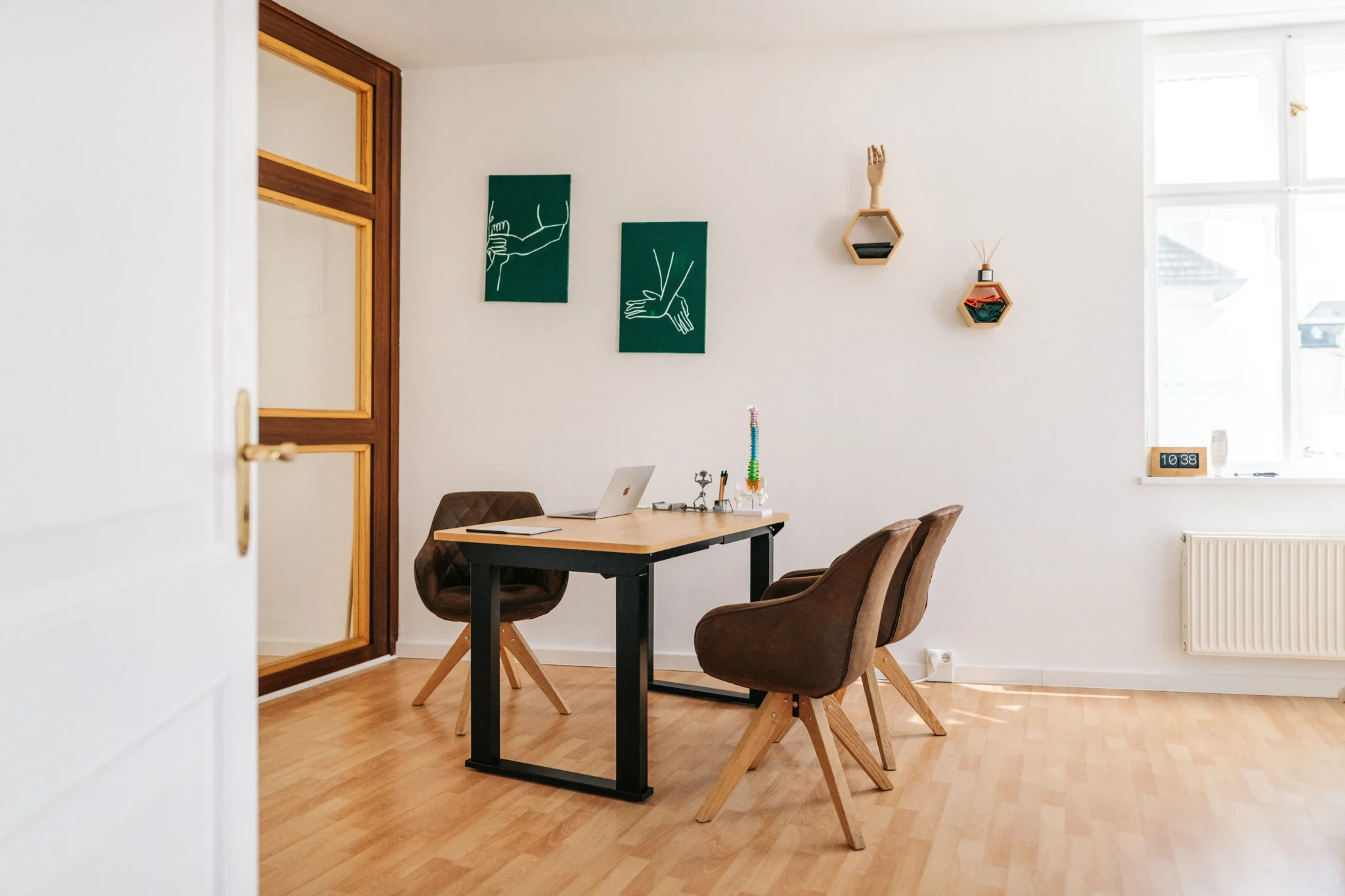 Behandlungsraum der Chiropraxis in Potsdam mit moderner Ausstattung - Businessfotograf Potsdam - Steven Ritzer Photography