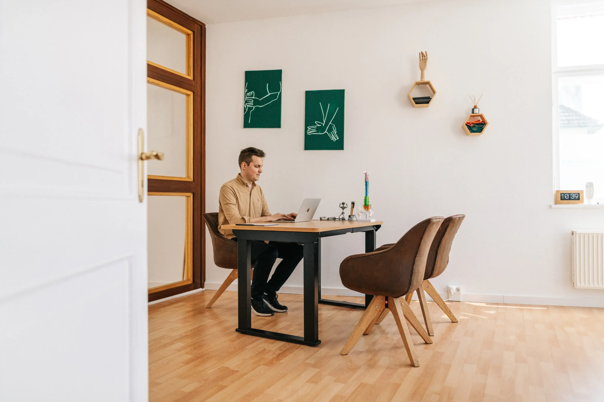 Raum für Patientengespräch mit Chiropraktiker – persönlicher Kontakt in Potsdam -Businessfotograf Berlin Brandenburg - Steven Ritzer Photography