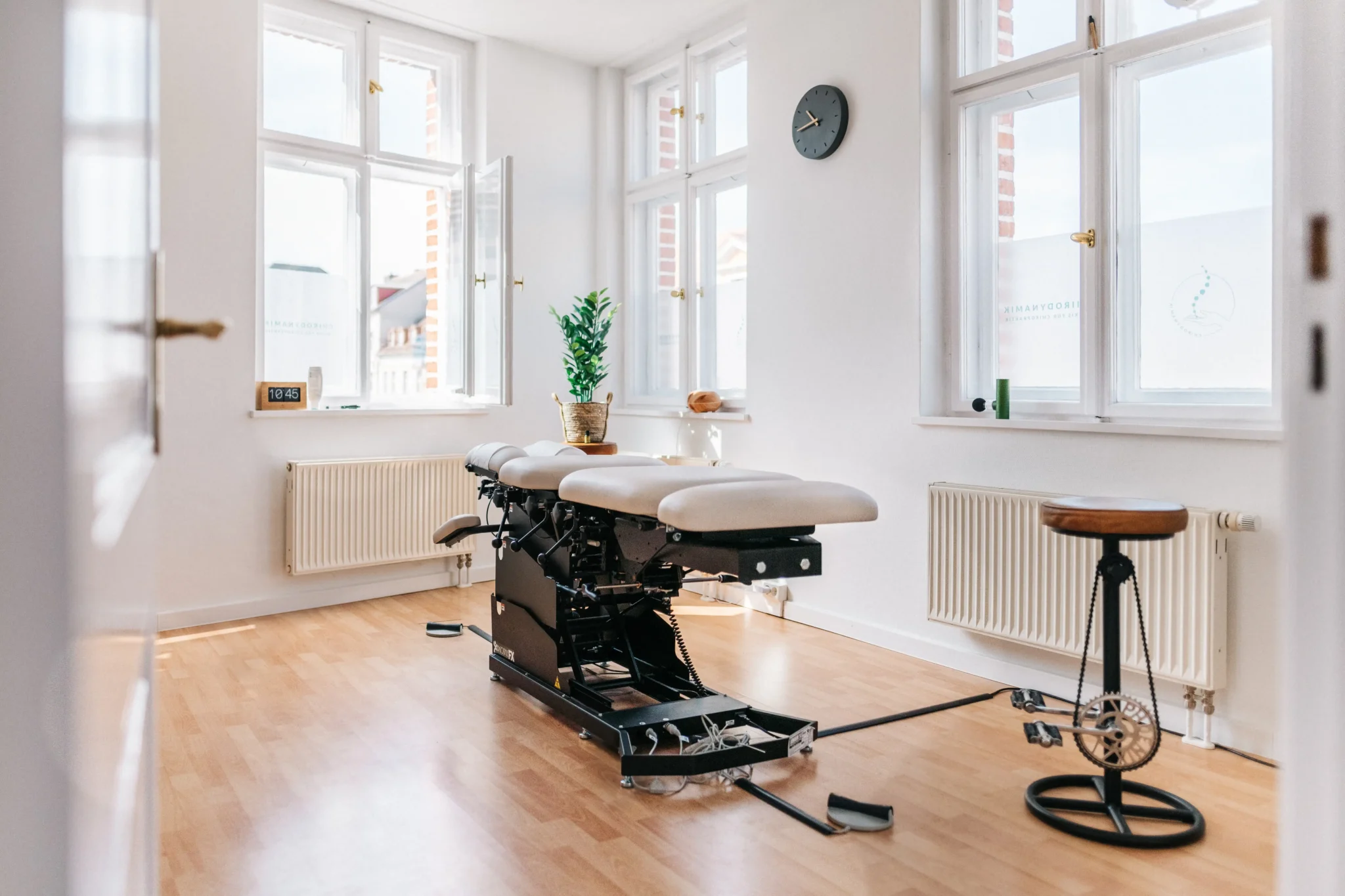 Therapieliege in der Chiropraxis – professionelles Arbeitsumfeld in Potsdam - Businessfotograf Potsdam Berlin Brandenburg - Steven Ritzer Photography