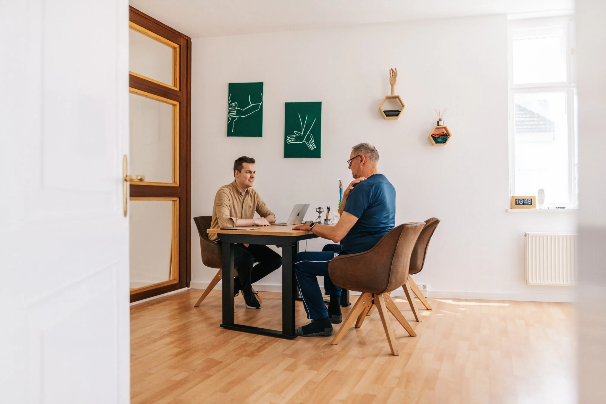 Chiropraktikerin erklärt Behandlungsschritte – Patientenberatung in Potsdam - Businessfotograf Brandenburg Berlin - Steven Ritzer Photography