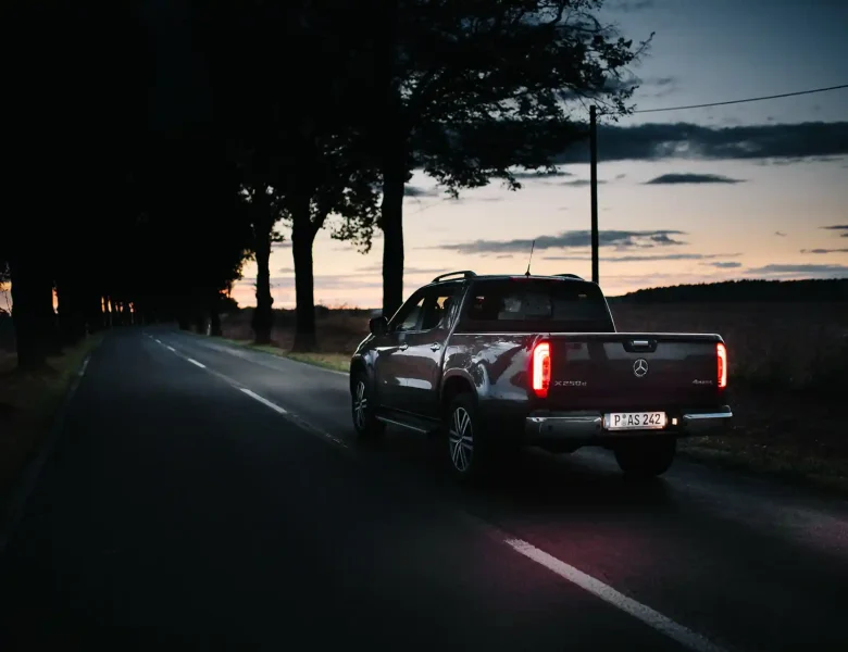 Autofotograf Potsdam - Mercedes-Benz - 24h mit der neuen X-Klasse in Brandenburg Im ersten Teil dieses Projekts, war es das Ziel eine Symbiose zwischen Mensch und Auto dazustellen. Außerdem sollte auch die Stimmung der Umgebung an den Betrachter weitertransportiert werden. Mein Model an diesem Tag war der Potsdamer Schauspieler Christian Müller. Zusammen mit ihm konnte ich über den Tag hinweg viele Shots einfangen, von dem ich euch jetzt einige zeigen möchte.